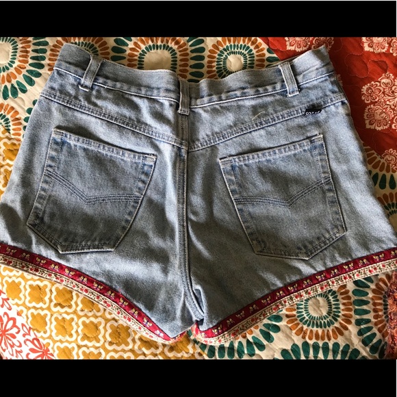 Vintage Butterfly Shorts - Picture 2 of 3
